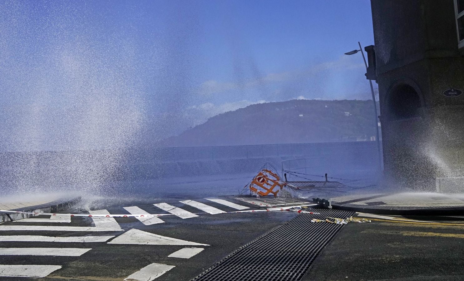 Protección civil de San Sebastián ha informado de que, una vez finalizado el aviso amarillo por riesgo marítimo-costero, a las seis de esta tarde se han reabierto los paseos Nuevo, Leizaola y Peine del Viento