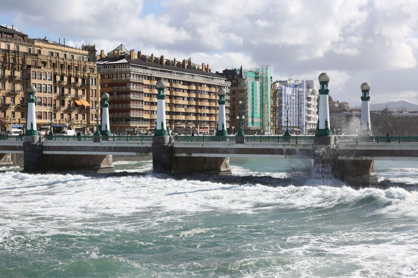 Protección civil de San Sebastián ha informado de que, una vez finalizado el aviso amarillo por riesgo marítimo-costero, a las seis de esta tarde se han reabierto los paseos Nuevo, Leizaola y Peine del Viento