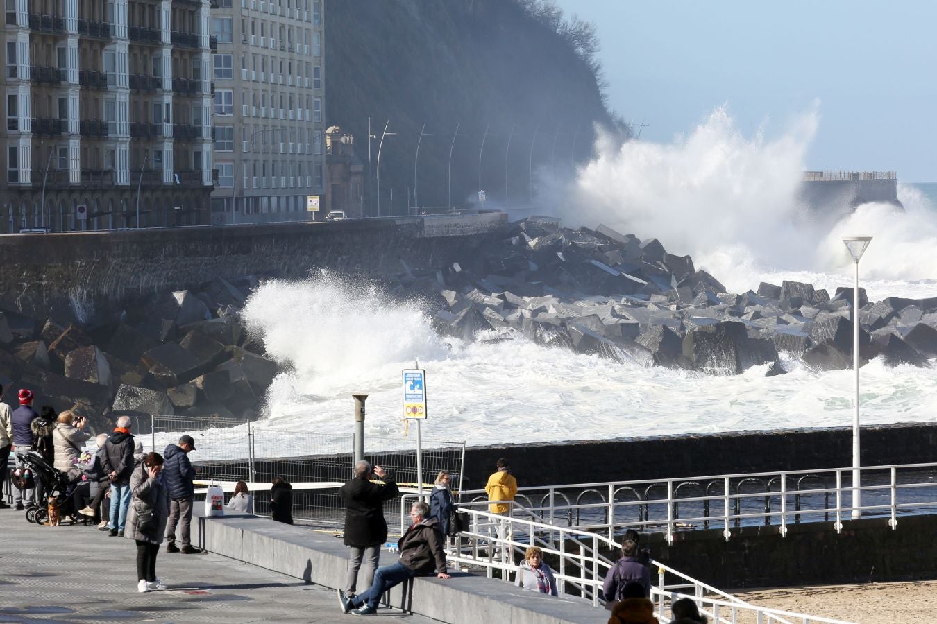 Protección civil de San Sebastián ha informado de que, una vez finalizado el aviso amarillo por riesgo marítimo-costero, a las seis de esta tarde se han reabierto los paseos Nuevo, Leizaola y Peine del Viento