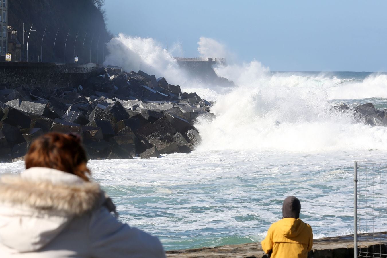 Protección civil de San Sebastián ha informado de que, una vez finalizado el aviso amarillo por riesgo marítimo-costero, a las seis de esta tarde se han reabierto los paseos Nuevo, Leizaola y Peine del Viento