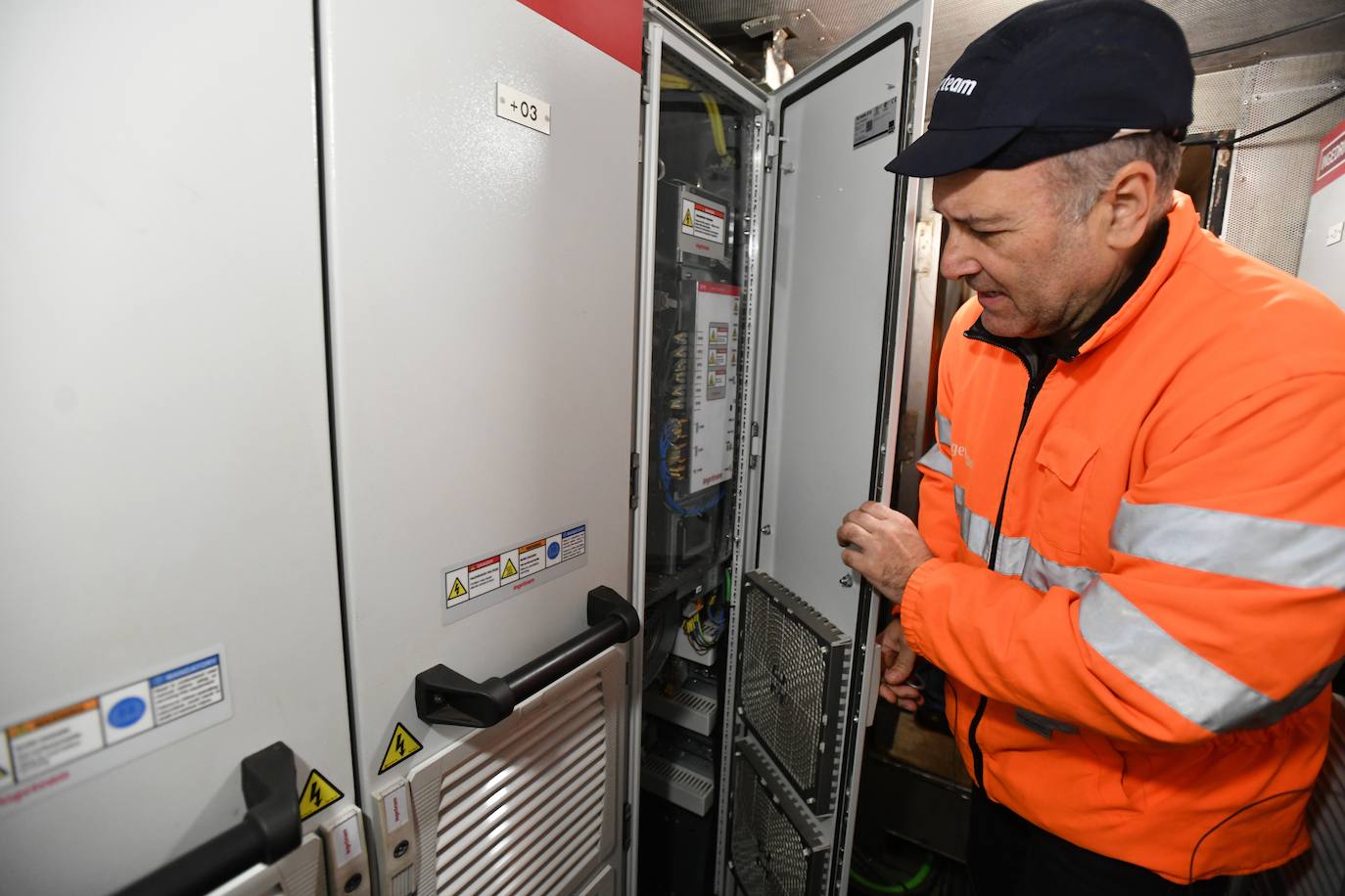 El buque escuela del Instituto Náutico Blas de Lezo de Pasaia se convertirá en el primer pesquero híbrido en España con capacidad para navegar entre 20 y 30 millas náuticas en modo «cero emisiones», tras ser equipado con un sistema eléctrico de propulsión diseñado íntegramente en Euskadi.