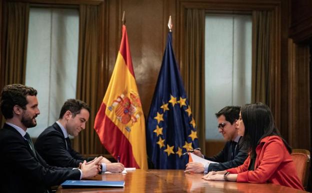 El líder del PP, Pablo Casado (i), la presidenta de Ciudadanos, Inés Arrimadas, el secretario de Organización del PP, Teodoro García-Egea (2d), y el secretario general del grupo parlamentario de Ciudadanos José María Espejo-Saavedra (2d), durante su reunión en el Congreso