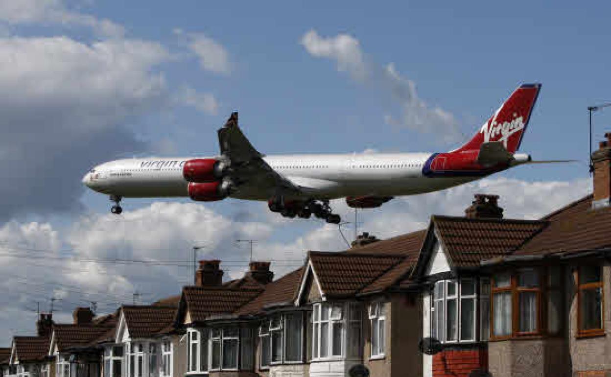 Avión sobrevuela un barrio de Londres 