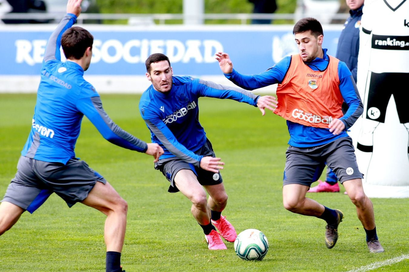 Las mejores imágens del entremiento del conjunto txuri urdin.