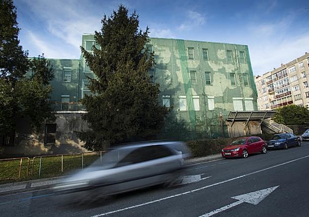 Fachada del edificio de Emigración, cubierta por el mal estado que presenta su envolvente. 