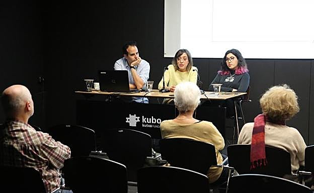 Ignacio Rodríguez, Ixone Sádaba y la artista kurda iraquí Gashbin Othman durante la presentación.