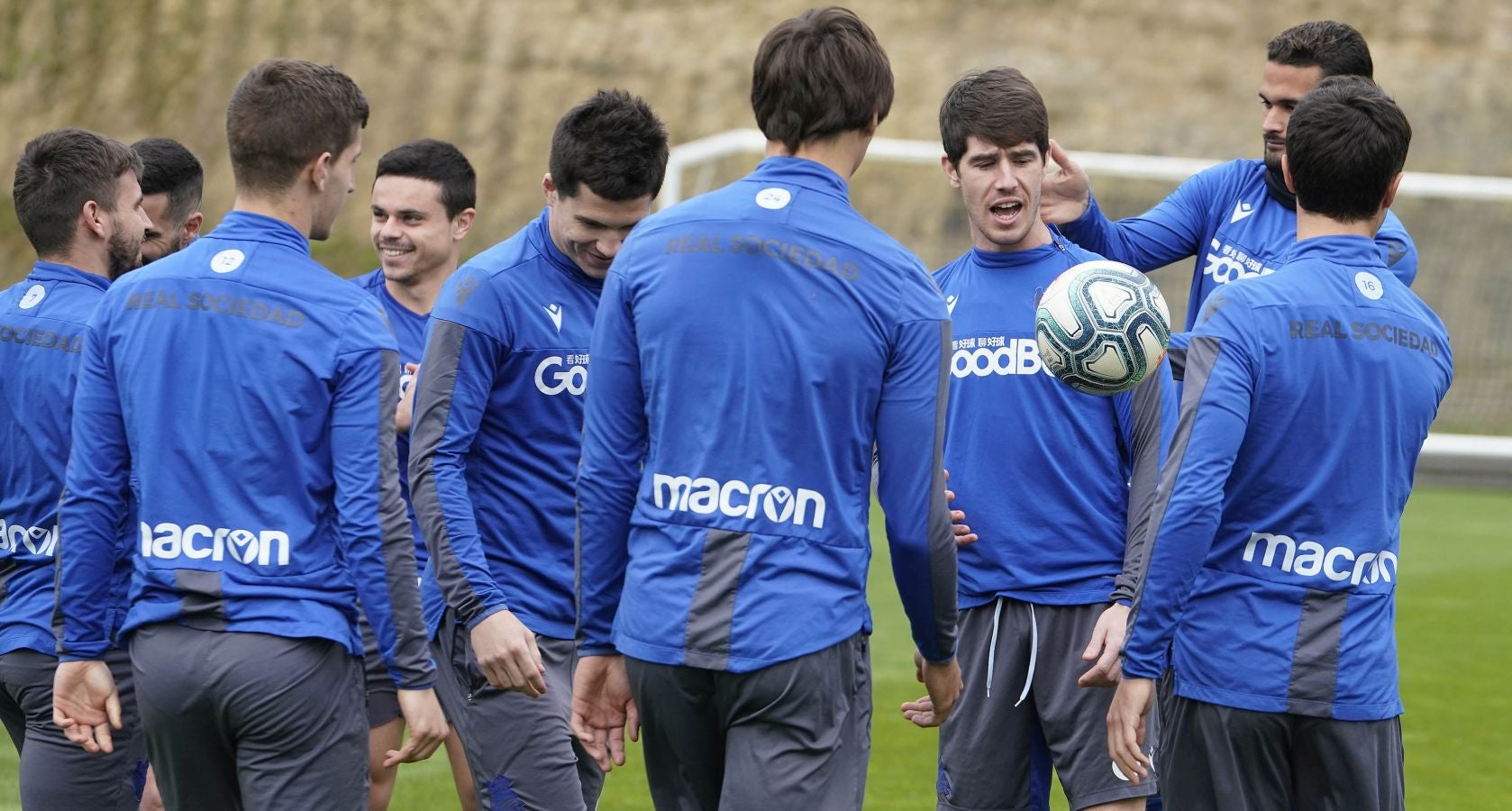 Los cinco canteranos del Sanse han saltado al césped junto con los intengrantes de la primera plantilla, en la que se ha visto corretear a Illarramendi