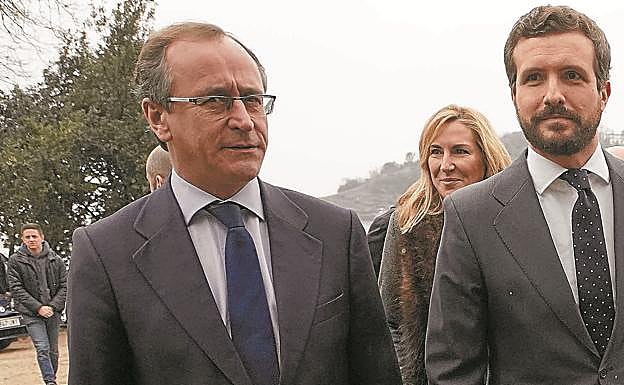 Alfonso Alonso y Pablo Casado, el mes pasado en San Sebastián durante la inauguración de la exposición sobre Gregorio Ordóñez, asesinado hace 25 años por ETA.