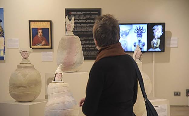 Una visitante ante una de las obras que se exponen en el Centro Cultural Okendo.
