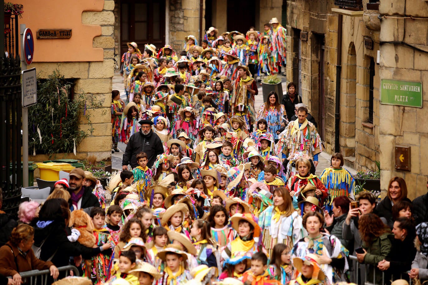 Los niños de Lezo ha vivido un viernes especial con motivo del carnaval.