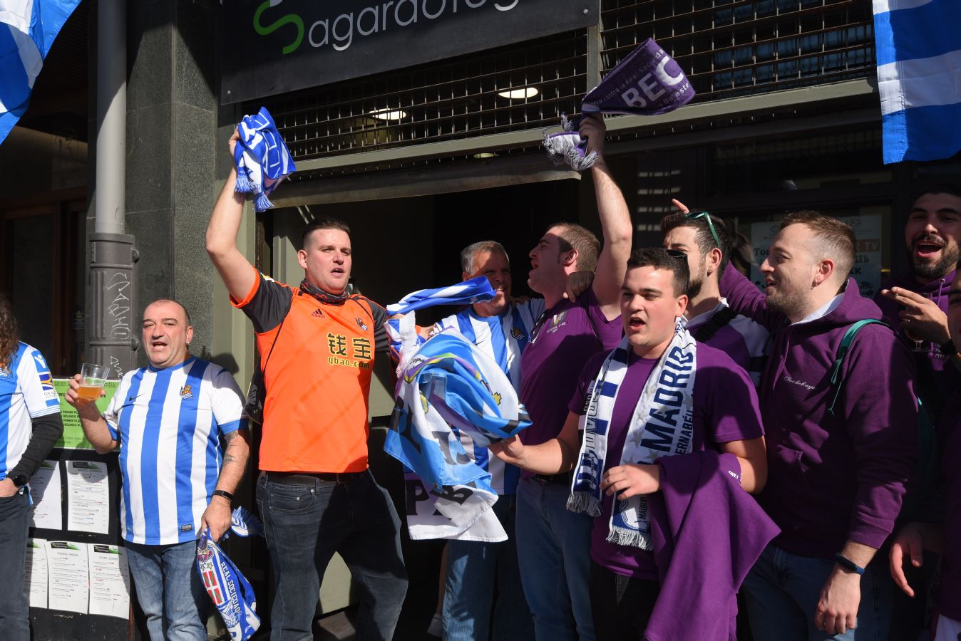 Los habitantes de Becerril de Campos se encuentran en San Sebastián para disfrutar de la invitación de la Real Sociedad.