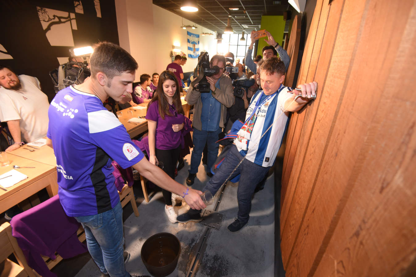 Los habitantes de Becerril de Campos se encuentran en San Sebastián para disfrutar de la invitación de la Real Sociedad.