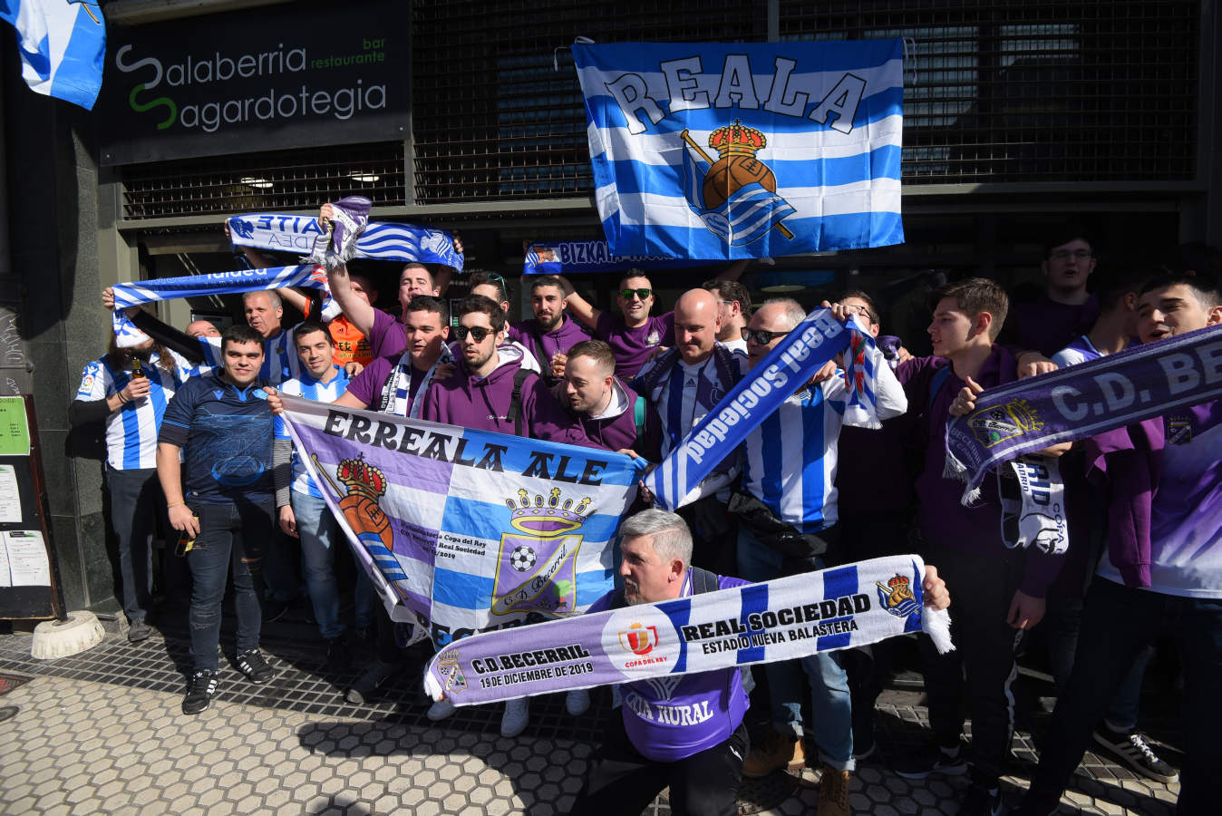 Los habitantes de Becerril de Campos se encuentran en San Sebastián para disfrutar de la invitación de la Real Sociedad.