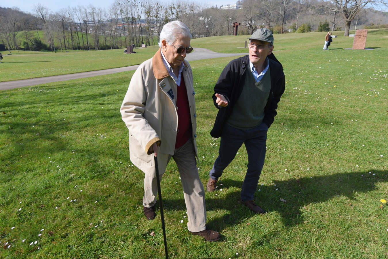 Mario Vargas Llosa e Isabel Preysler realizaron la visita en compañía de amigos y de responsables de Chillida Leku