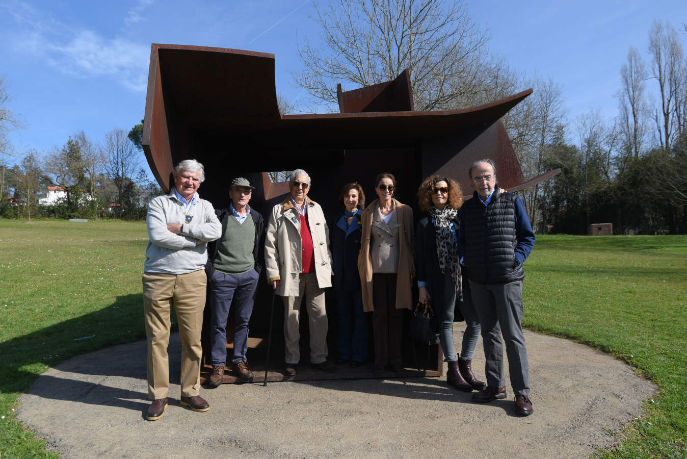Mario Vargas Llosa e Isabel Preysler realizaron la visita en compañía de amigos y de responsables de Chillida Leku