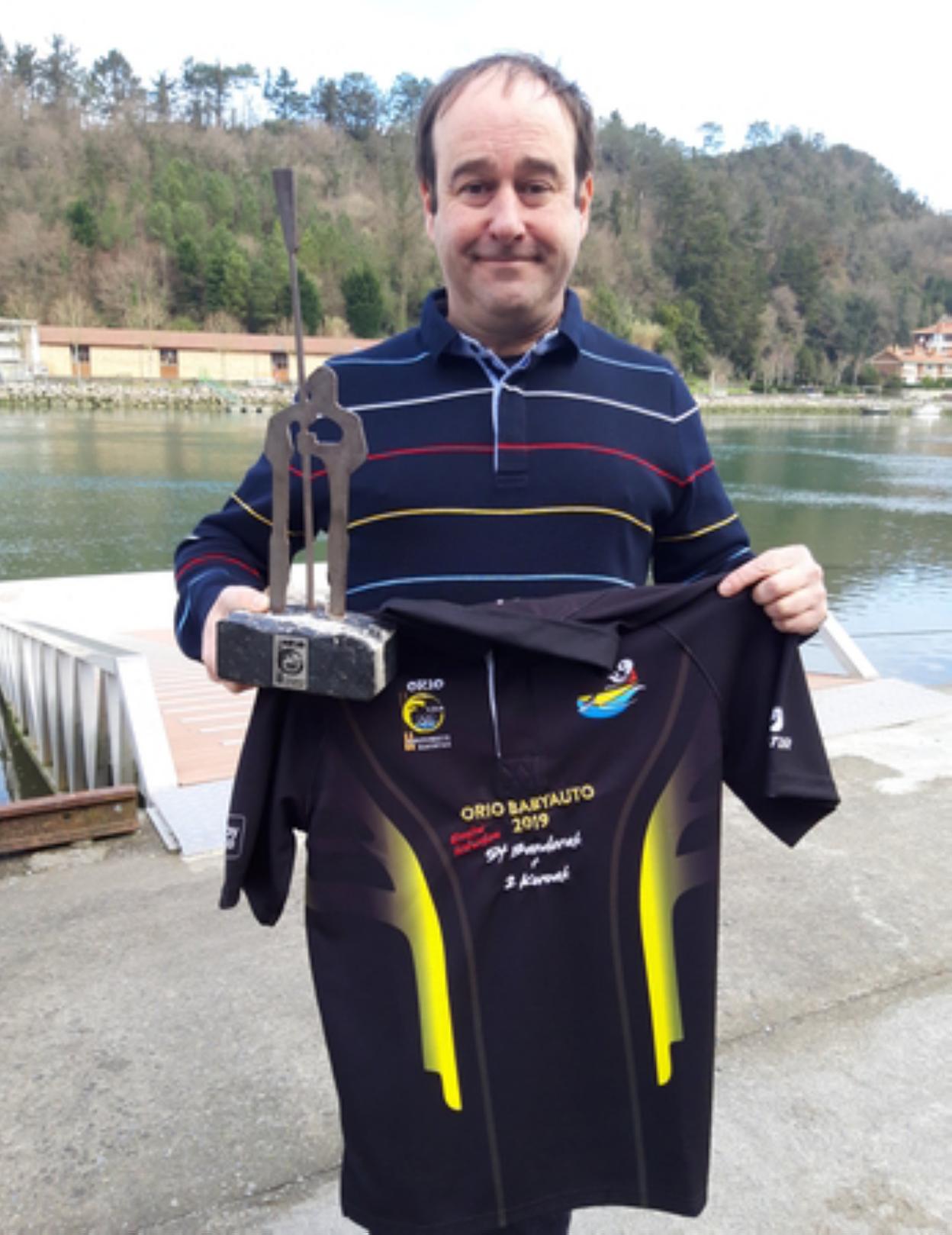 Ibon Maza, con la placa.