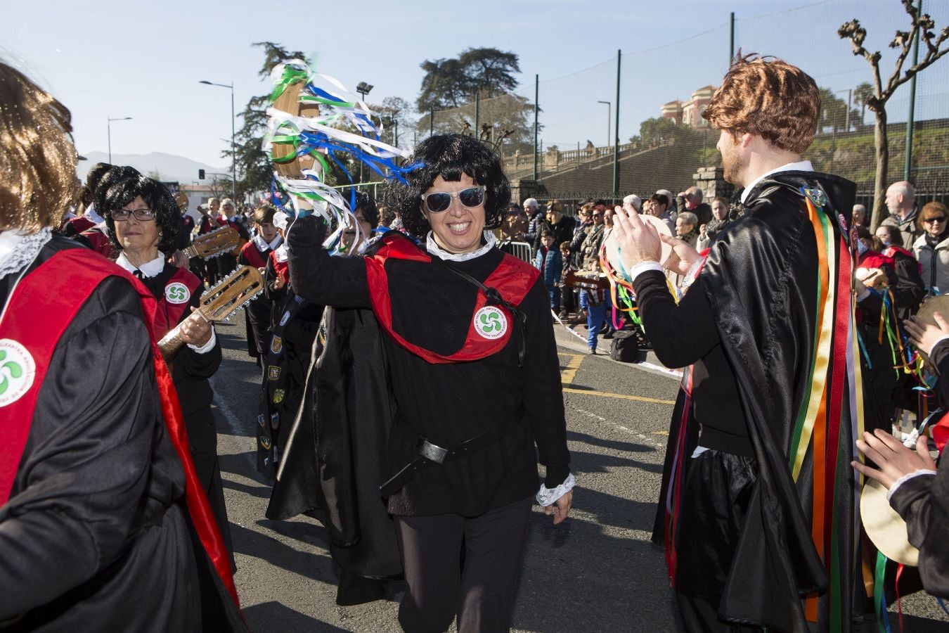 Original y divertido desfile el que se ha vivido este domingo en Hondarribia, con el sol y el buen humor como tónica dominante