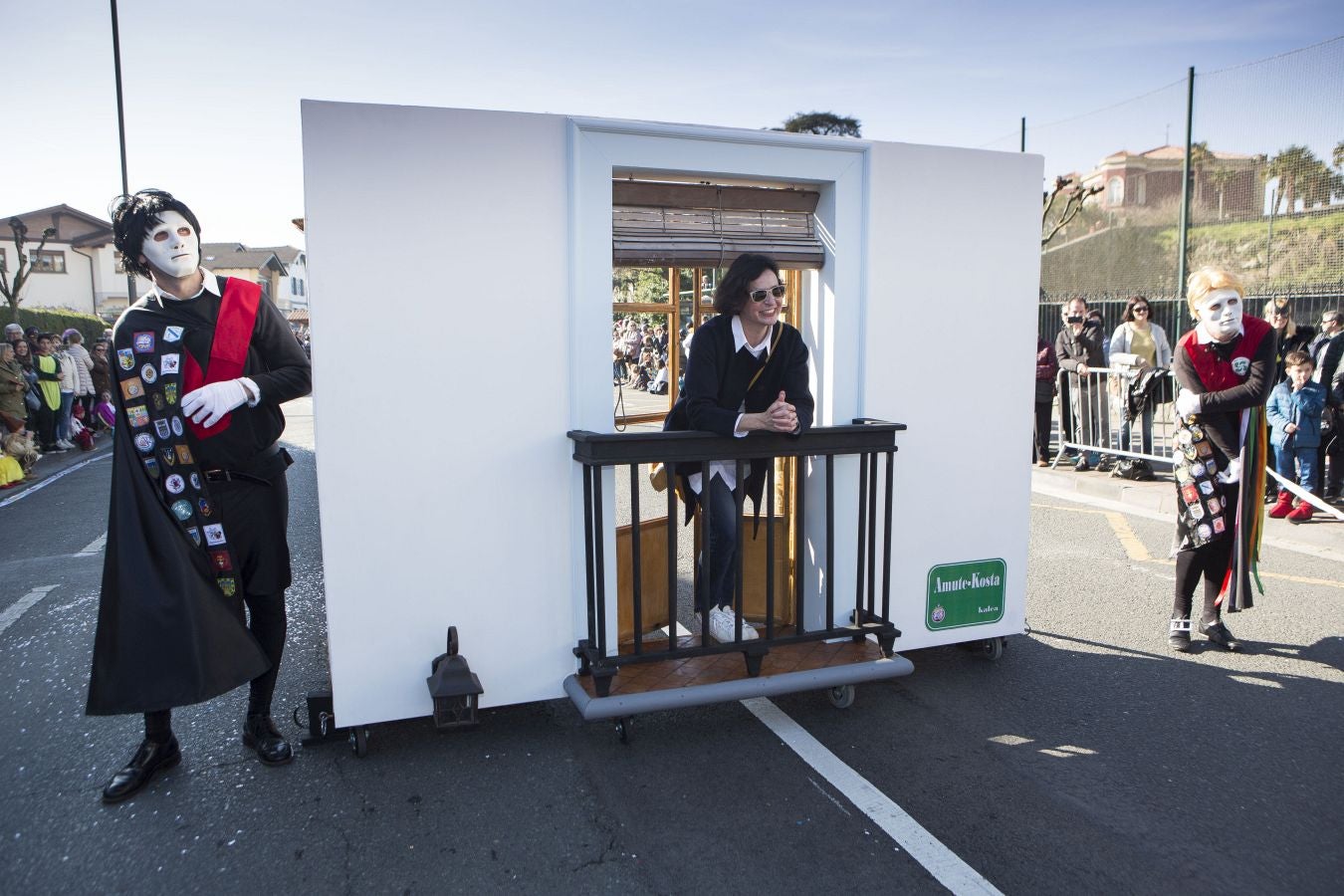 Original y divertido desfile el que se ha vivido este domingo en Hondarribia, con el sol y el buen humor como tónica dominante