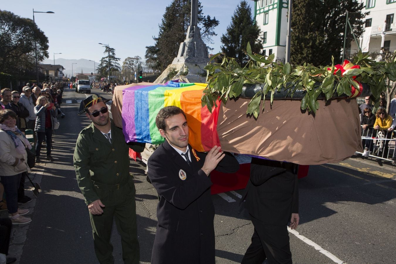Original y divertido desfile el que se ha vivido este domingo en Hondarribia, con el sol y el buen humor como tónica dominante