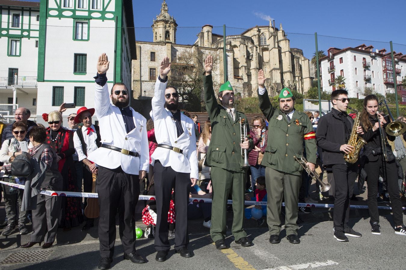 Original y divertido desfile el que se ha vivido este domingo en Hondarribia, con el sol y el buen humor como tónica dominante