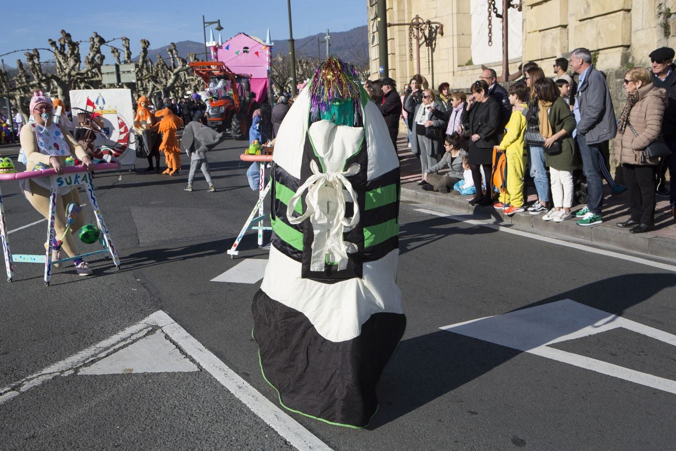 Original y divertido desfile el que se ha vivido este domingo en Hondarribia, con el sol y el buen humor como tónica dominante