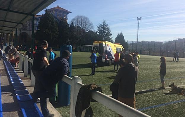 Momento en el que la ambulancia asiste al joven accidentado en Trintxerpe.