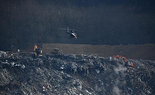 El helicóptero trabaja este lunes en el desprendimiento del vertedero de Zaldibar. 