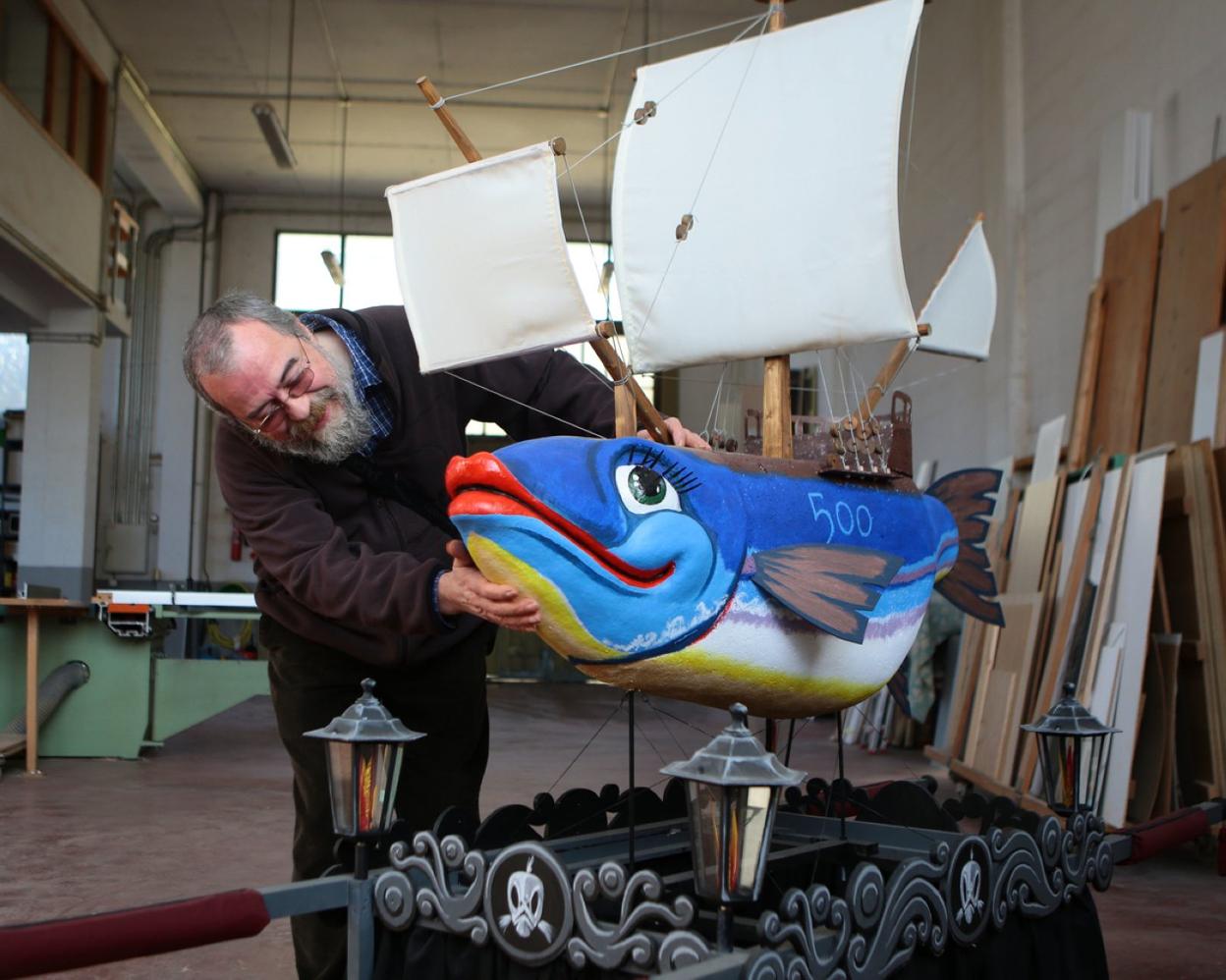 El artesano Xabier Garate se despide de la Sardina-Nao Victoria, que hoy arderá en la hoguera. 