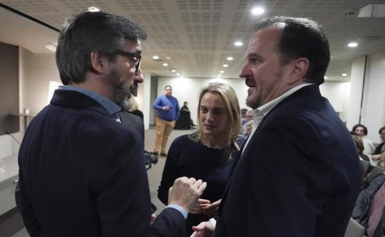 Iñaki Oyarzabal conversa con Carlos Iturgaiz el lunes, antes de la reunión de la Junta Directiva Regional del PP vasco, celebrado en Vitoria