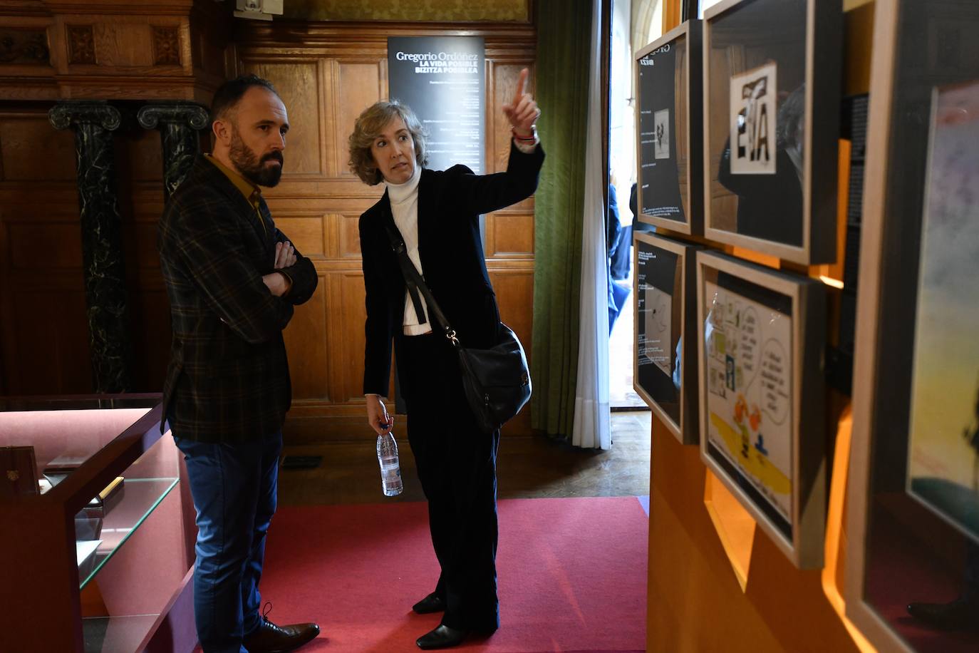 El delegado del Gobierno en el País Vasco, Denis Itxaso, ha ejercido este martes de guía para representantes de casas regionales y ciudadanos, a la exposición 'Gregorio Ordóñez. La vida posible', que acoge el Palacio Miramar de San Sebastián con motivo del 25 aniversario del asesinato del político donostiarra del PP.