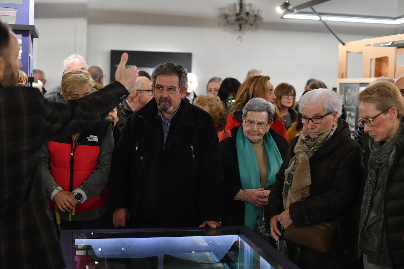 El delegado del Gobierno en el País Vasco, Denis Itxaso, ha ejercido este martes de guía para representantes de casas regionales y ciudadanos, a la exposición 'Gregorio Ordóñez. La vida posible', que acoge el Palacio Miramar de San Sebastián con motivo del 25 aniversario del asesinato del político donostiarra del PP.