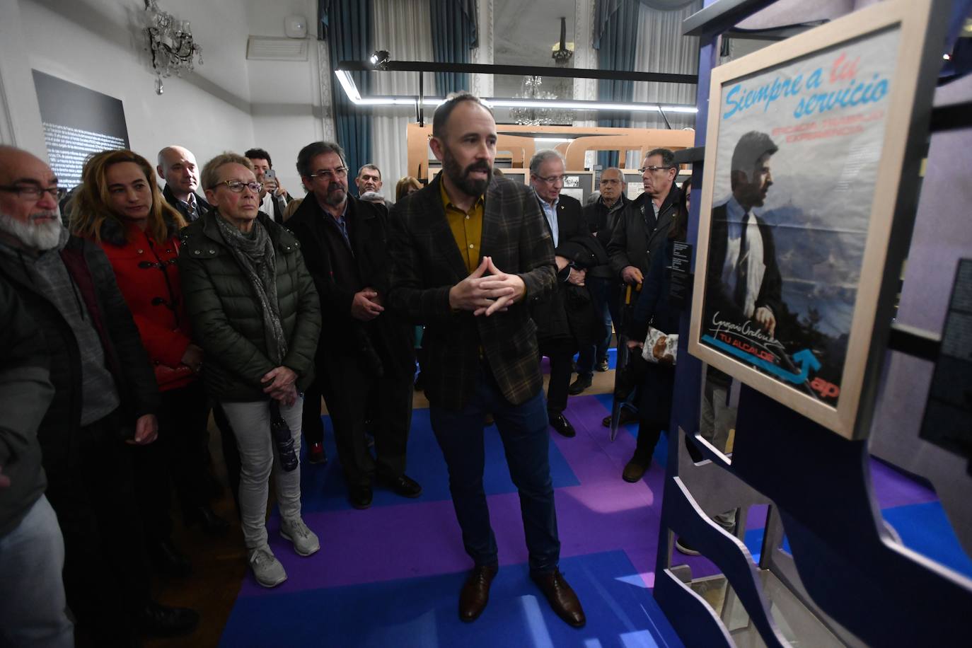 El delegado del Gobierno en el País Vasco, Denis Itxaso, ha ejercido este martes de guía para representantes de casas regionales y ciudadanos, a la exposición 'Gregorio Ordóñez. La vida posible', que acoge el Palacio Miramar de San Sebastián con motivo del 25 aniversario del asesinato del político donostiarra del PP.
