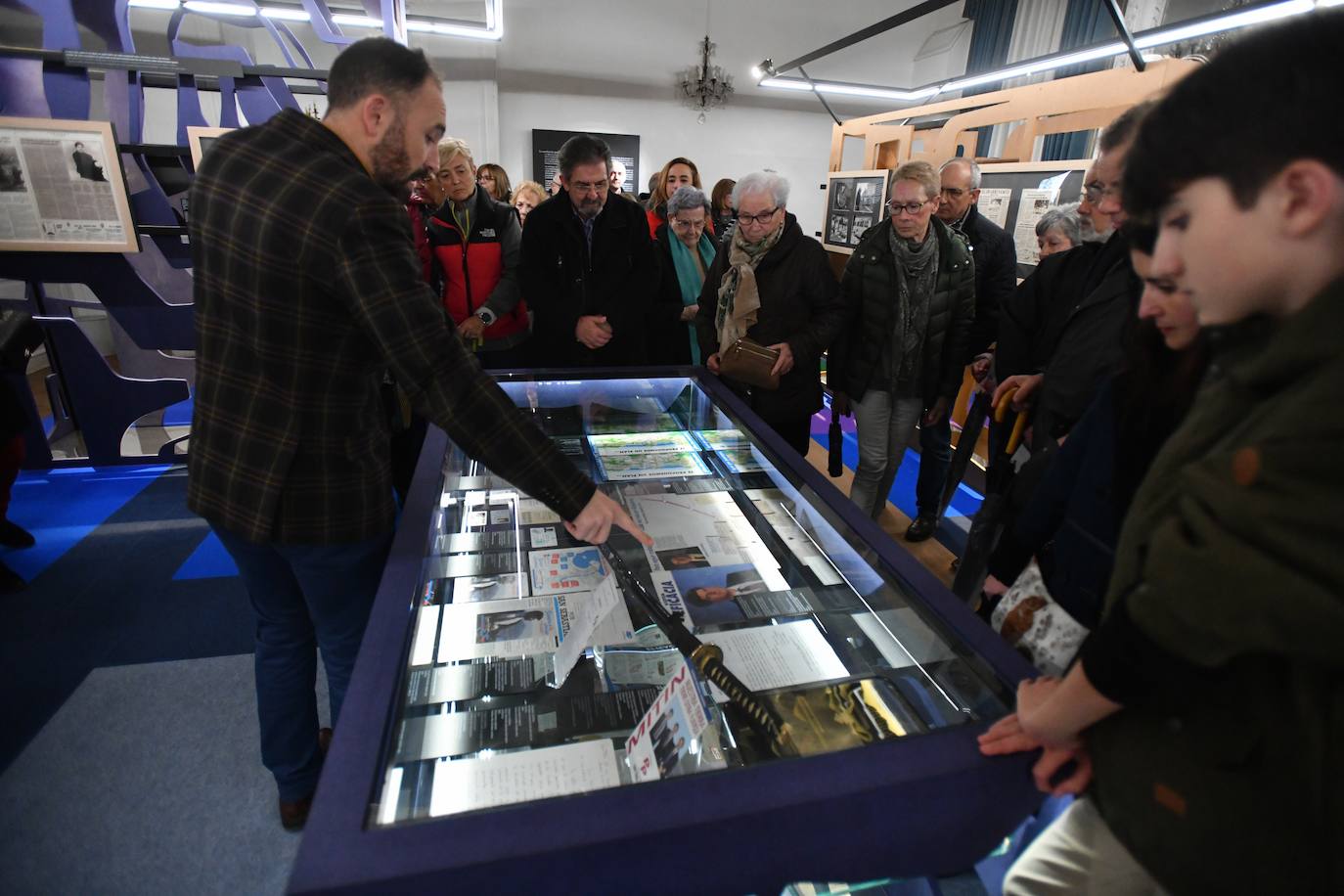 El delegado del Gobierno en el País Vasco, Denis Itxaso, ha ejercido este martes de guía para representantes de casas regionales y ciudadanos, a la exposición 'Gregorio Ordóñez. La vida posible', que acoge el Palacio Miramar de San Sebastián con motivo del 25 aniversario del asesinato del político donostiarra del PP.