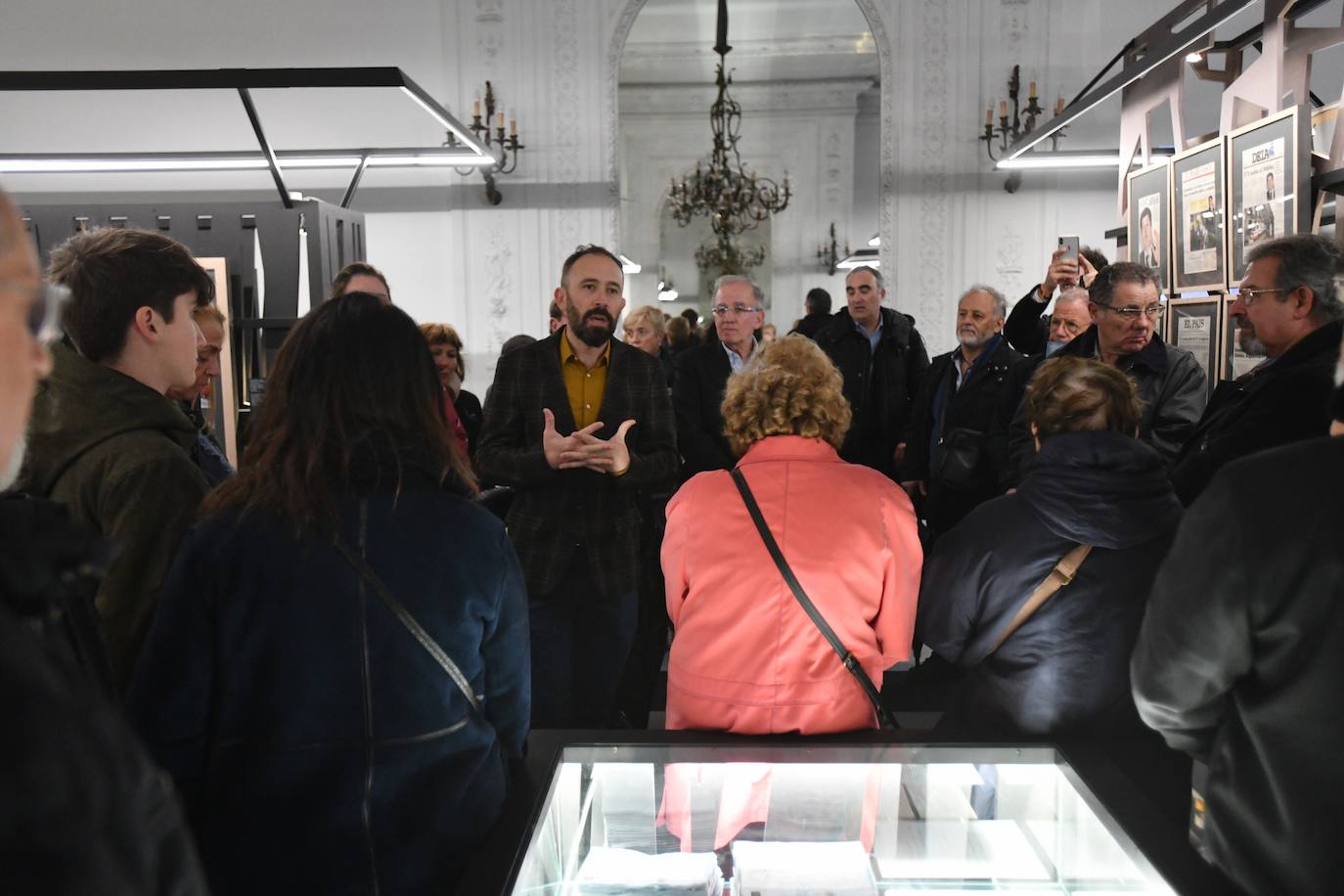 El delegado del Gobierno en el País Vasco, Denis Itxaso, ha ejercido este martes de guía para representantes de casas regionales y ciudadanos, a la exposición 'Gregorio Ordóñez. La vida posible', que acoge el Palacio Miramar de San Sebastián con motivo del 25 aniversario del asesinato del político donostiarra del PP.