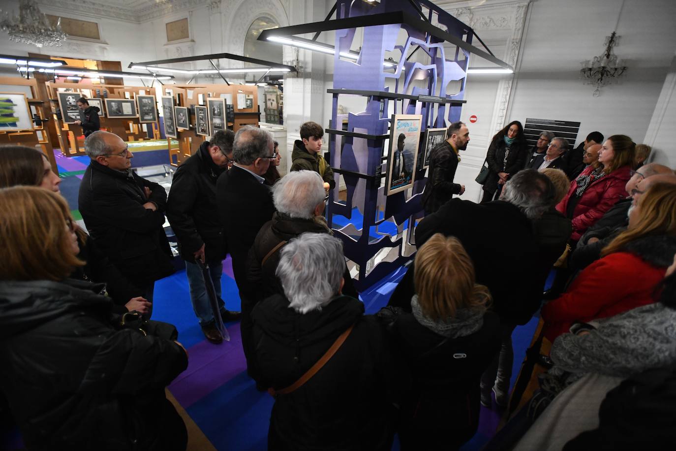 El delegado del Gobierno en el País Vasco, Denis Itxaso, ha ejercido este martes de guía para representantes de casas regionales y ciudadanos, a la exposición 'Gregorio Ordóñez. La vida posible', que acoge el Palacio Miramar de San Sebastián con motivo del 25 aniversario del asesinato del político donostiarra del PP.
