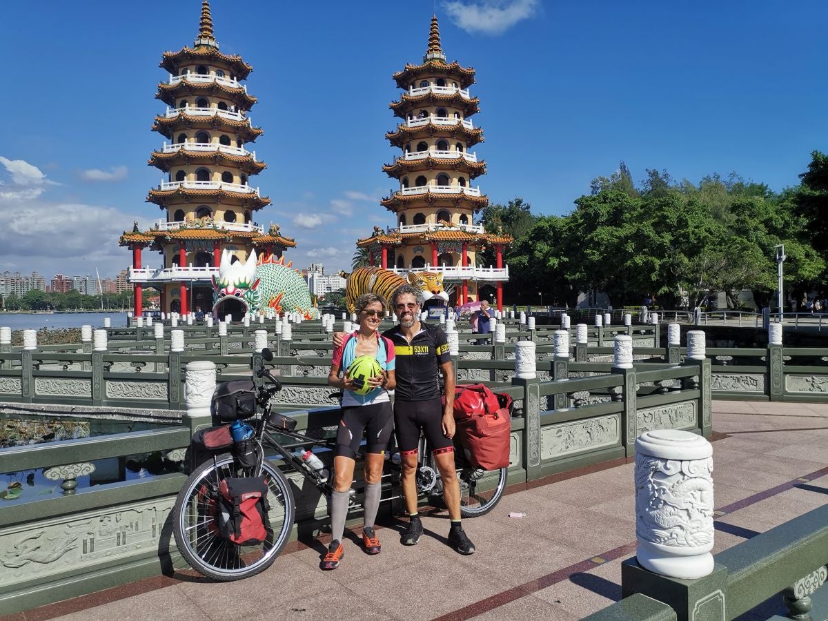 Iñaki Pagola y su mujer Garbiñe recorrieron entre julio y diciembre once países asiáticos en su bici tándem, 9.500 kilómetros a pedaladas. Este viernes han emprendido la segunda parte de su aventura, que les llevará a África.