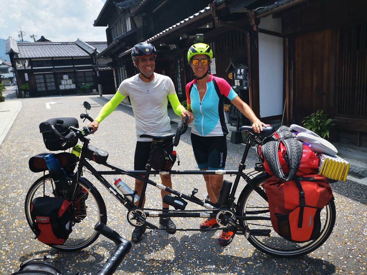 Iñaki Pagola y su mujer Garbiñe recorrieron entre julio y diciembre once países asiáticos en su bici tándem, 9.500 kilómetros a pedaladas. Este viernes han emprendido la segunda parte de su aventura, que les llevará a África.