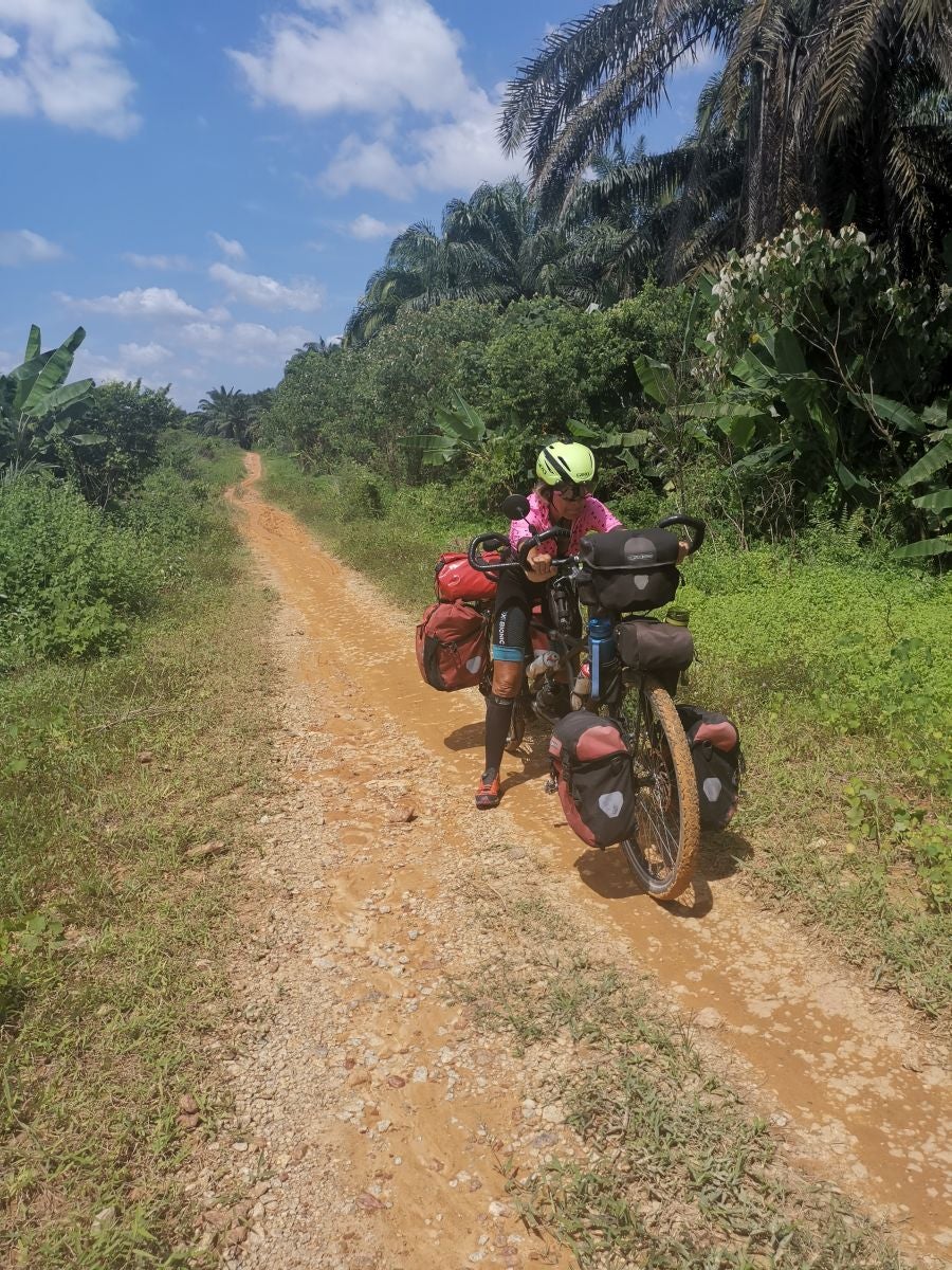 Iñaki Pagola y su mujer Garbiñe recorrieron entre julio y diciembre once países asiáticos en su bici tándem, 9.500 kilómetros a pedaladas. Este viernes han emprendido la segunda parte de su aventura, que les llevará a África.
