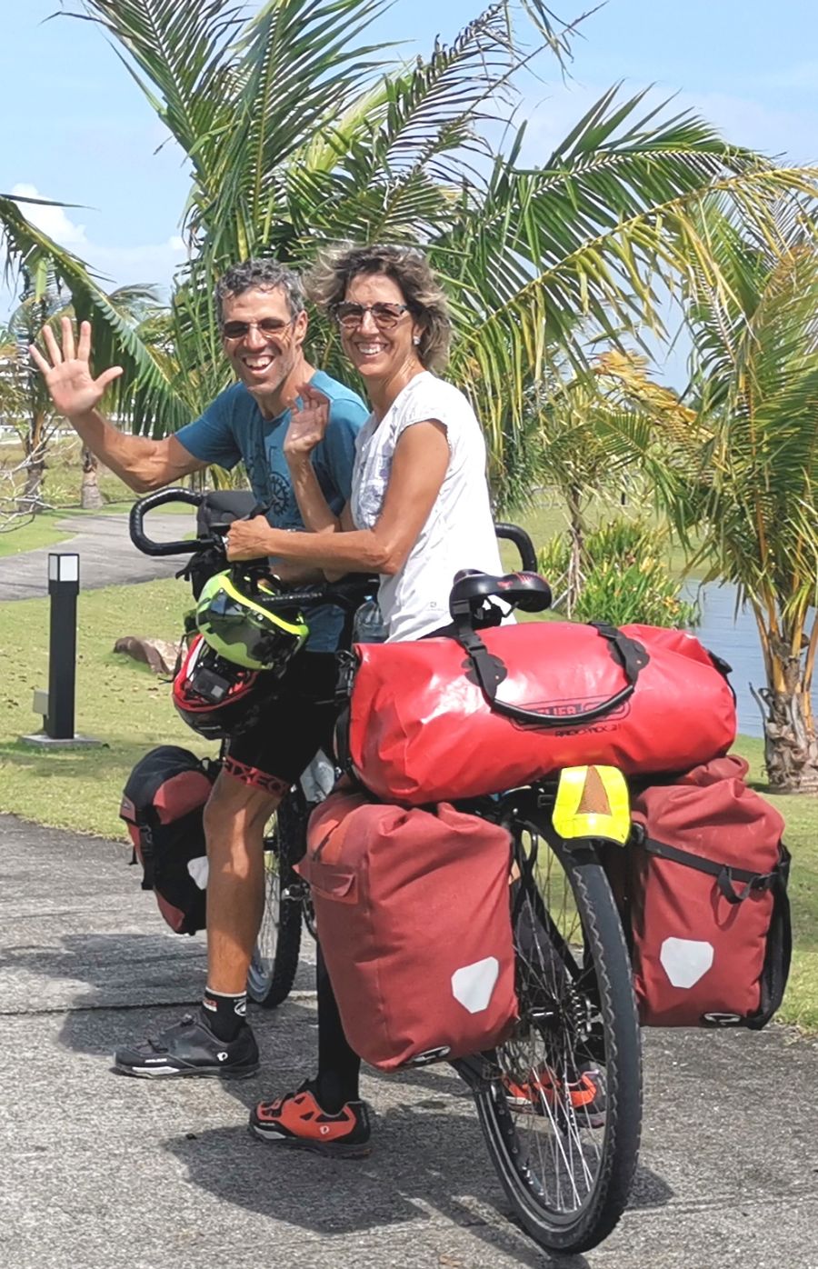 Iñaki Pagola y su mujer Garbiñe recorrieron entre julio y diciembre once países asiáticos en su bici tándem, 9.500 kilómetros a pedaladas. Este viernes han emprendido la segunda parte de su aventura, que les llevará a África.