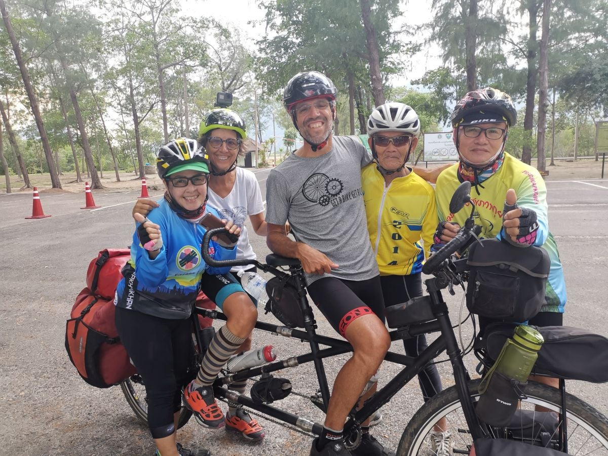 Iñaki Pagola y su mujer Garbiñe recorrieron entre julio y diciembre once países asiáticos en su bici tándem, 9.500 kilómetros a pedaladas. Este viernes han emprendido la segunda parte de su aventura, que les llevará a África.