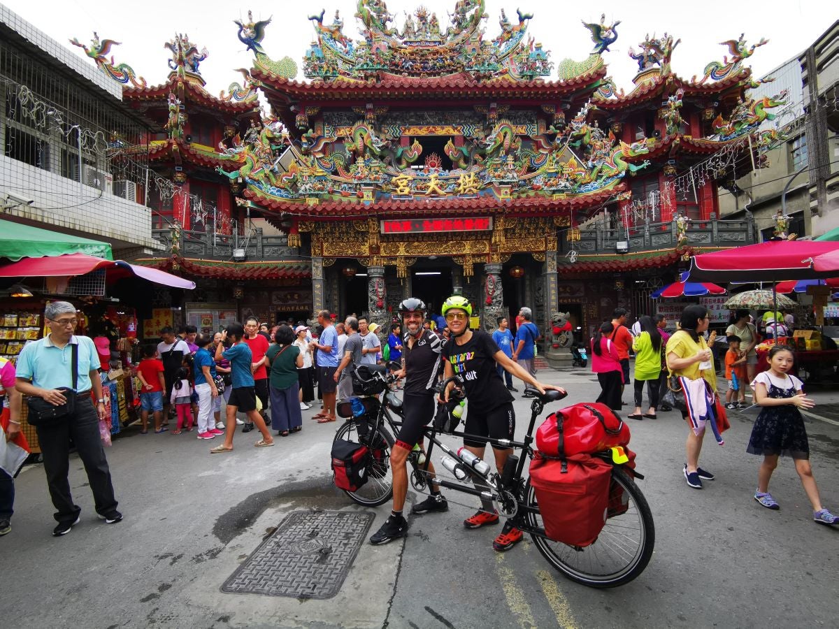 Iñaki Pagola y su mujer Garbiñe recorrieron entre julio y diciembre once países asiáticos en su bici tándem, 9.500 kilómetros a pedaladas. Este viernes han emprendido la segunda parte de su aventura, que les llevará a África.
