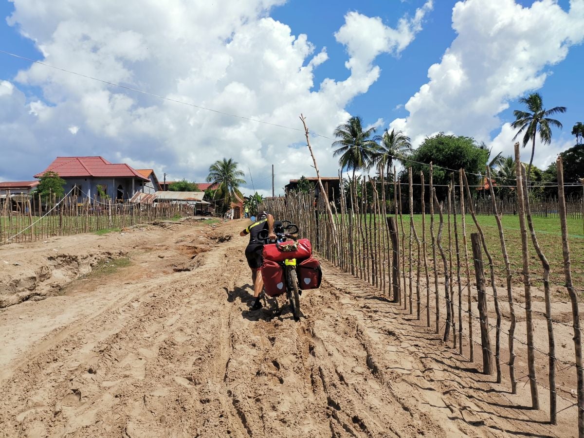 Iñaki Pagola y su mujer Garbiñe recorrieron entre julio y diciembre once países asiáticos en su bici tándem, 9.500 kilómetros a pedaladas. Este viernes han emprendido la segunda parte de su aventura, que les llevará a África.