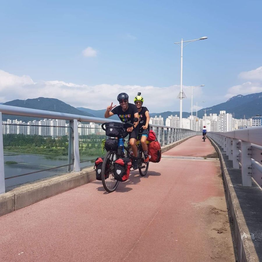 Iñaki Pagola y su mujer Garbiñe recorrieron entre julio y diciembre once países asiáticos en su bici tándem, 9.500 kilómetros a pedaladas. Este viernes han emprendido la segunda parte de su aventura, que les llevará a África.