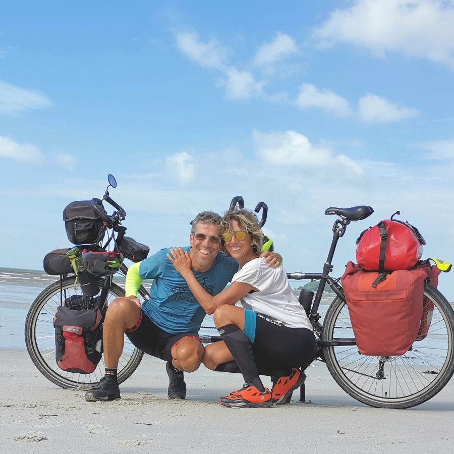 Iñaki Pagola y su mujer Garbiñe recorrieron entre julio y diciembre once países asiáticos en su bici tándem, 9.500 kilómetros a pedaladas. Este viernes han emprendido la segunda parte de su aventura, que les llevará a África.