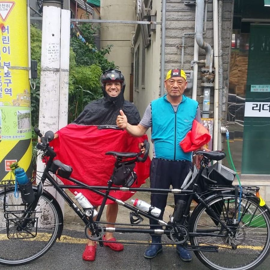 Iñaki Pagola y su mujer Garbiñe recorrieron entre julio y diciembre once países asiáticos en su bici tándem, 9.500 kilómetros a pedaladas. Este viernes han emprendido la segunda parte de su aventura, que les llevará a África.