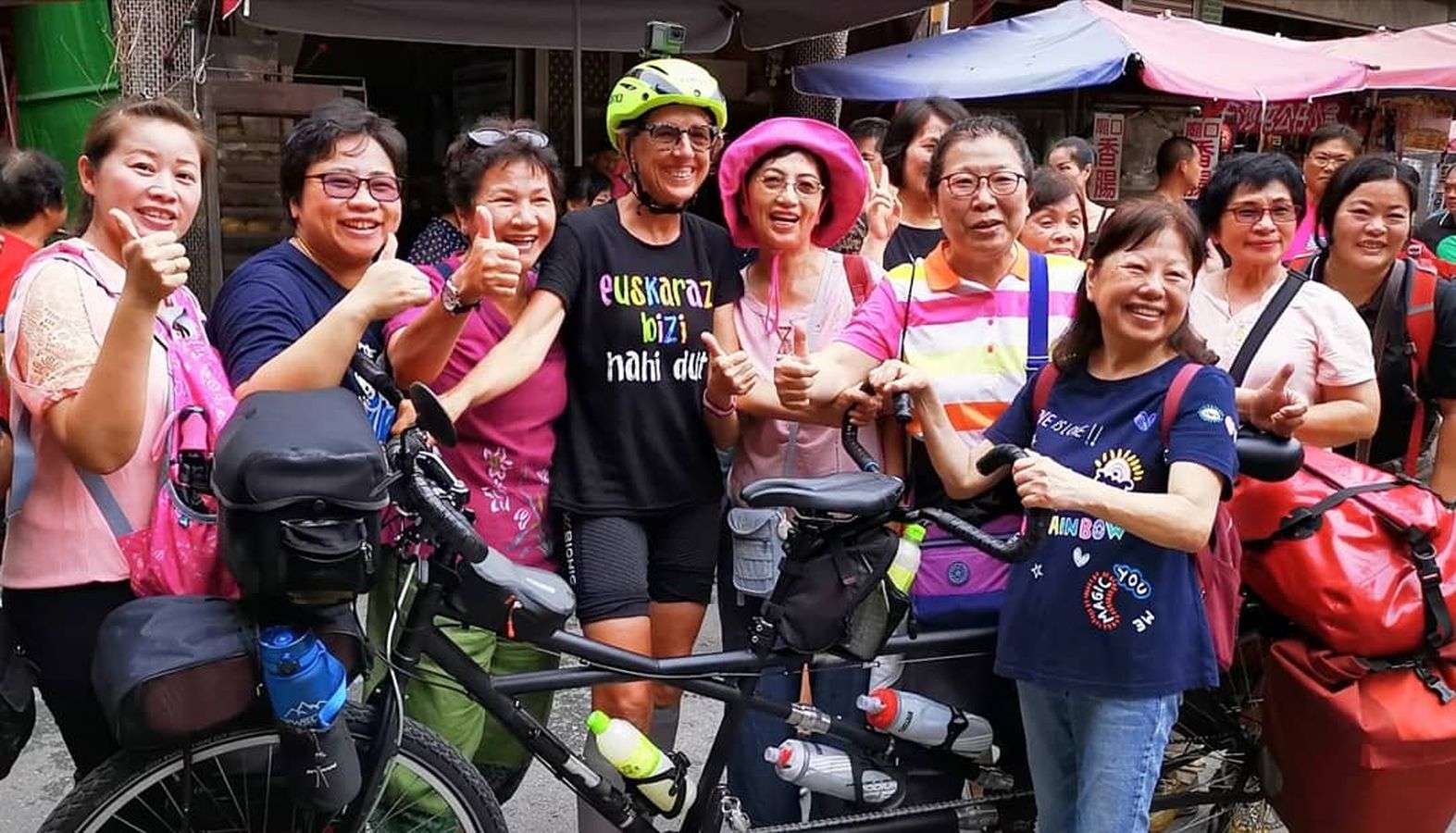Iñaki Pagola y su mujer Garbiñe recorrieron entre julio y diciembre once países asiáticos en su bici tándem, 9.500 kilómetros a pedaladas. Este viernes han emprendido la segunda parte de su aventura, que les llevará a África.