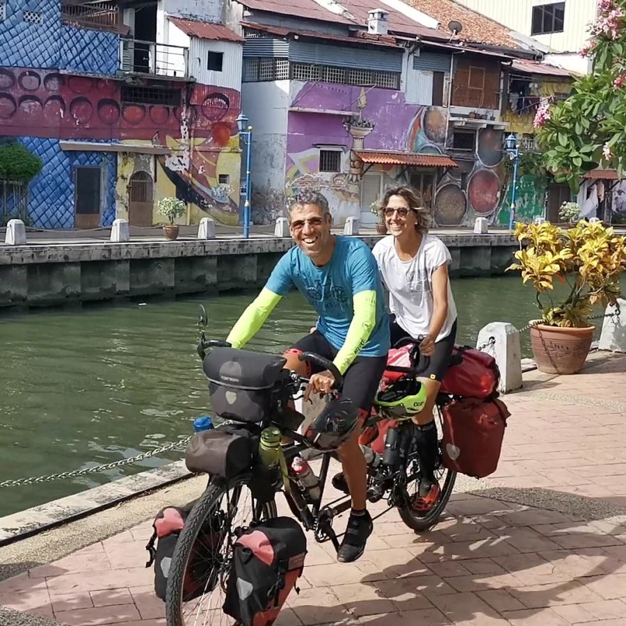 Iñaki Pagola y su mujer Garbiñe recorrieron entre julio y diciembre once países asiáticos en su bici tándem, 9.500 kilómetros a pedaladas. Este viernes han emprendido la segunda parte de su aventura, que les llevará a África.