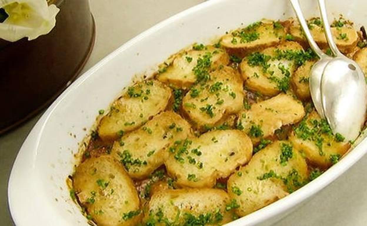 Calabacín gratinado con tosta de ajo