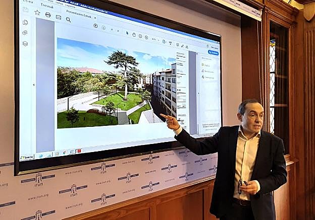 Páez mostró una infografía sobre la idea básica de ordenación del futuro jardín público, que mantendrá el arbolado, irá a cota con Beraketa y quedará elevado sobre Fermín Calbetón, con acceso por escaleras. 