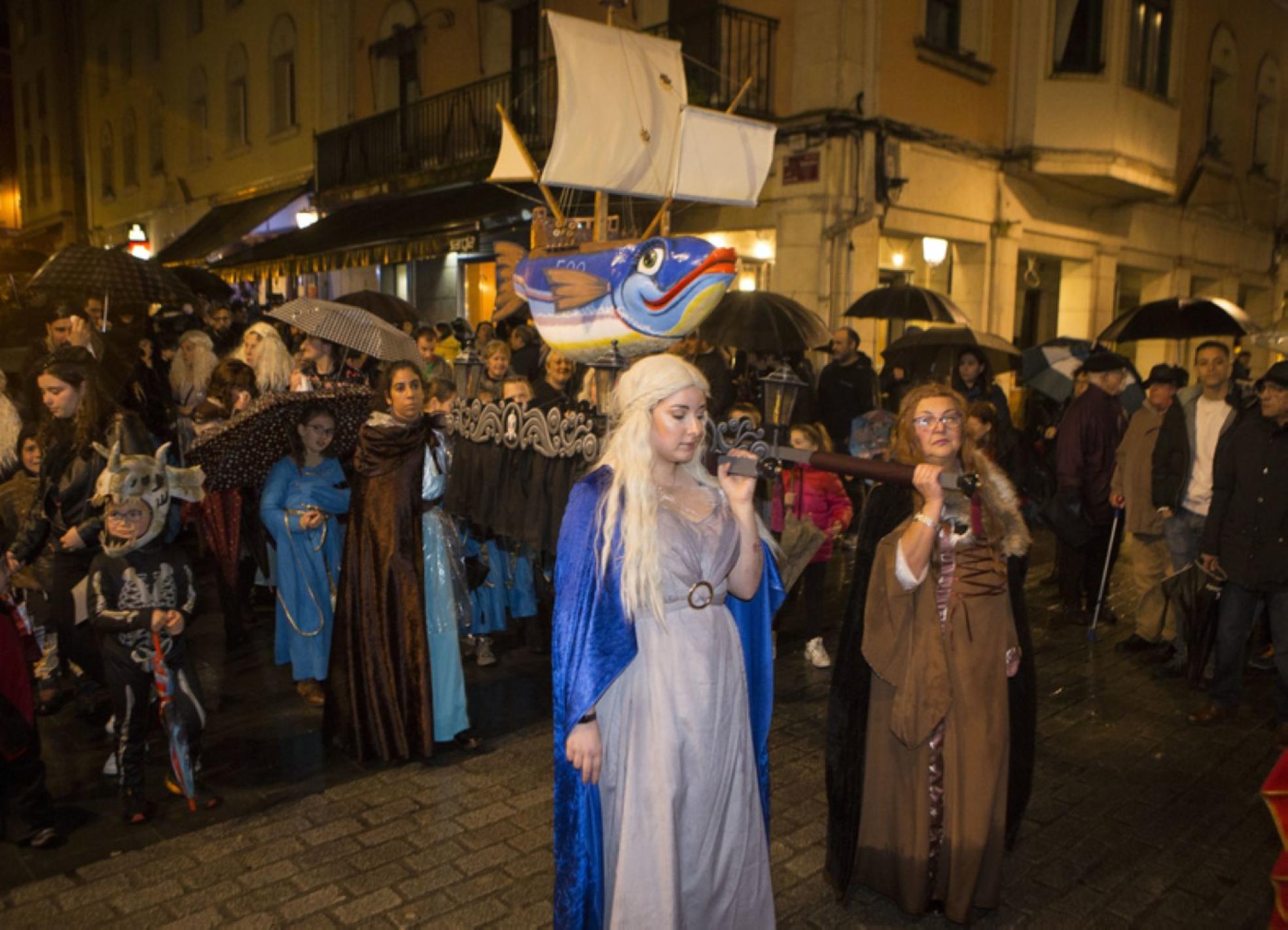 Aurreratu Elkartea condujo al pez hasta la plaza San Juan.